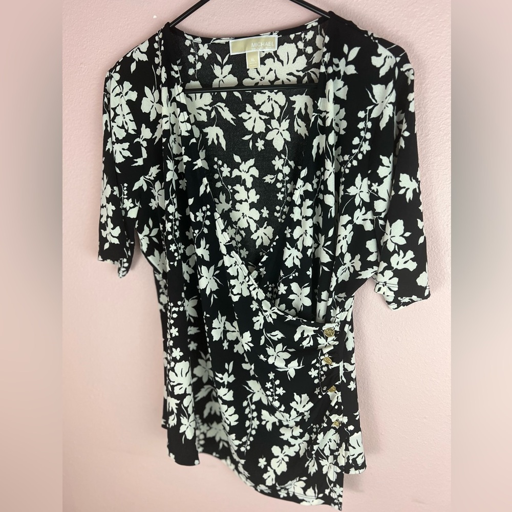 Michael Kors Women’s Floral V Neck Short Sleeves ✨brand new✨Size XL